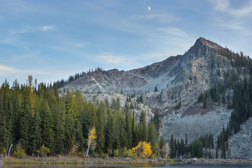 Autumn colors along Louie Lake