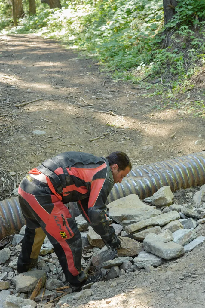 Jesse builds a bridge