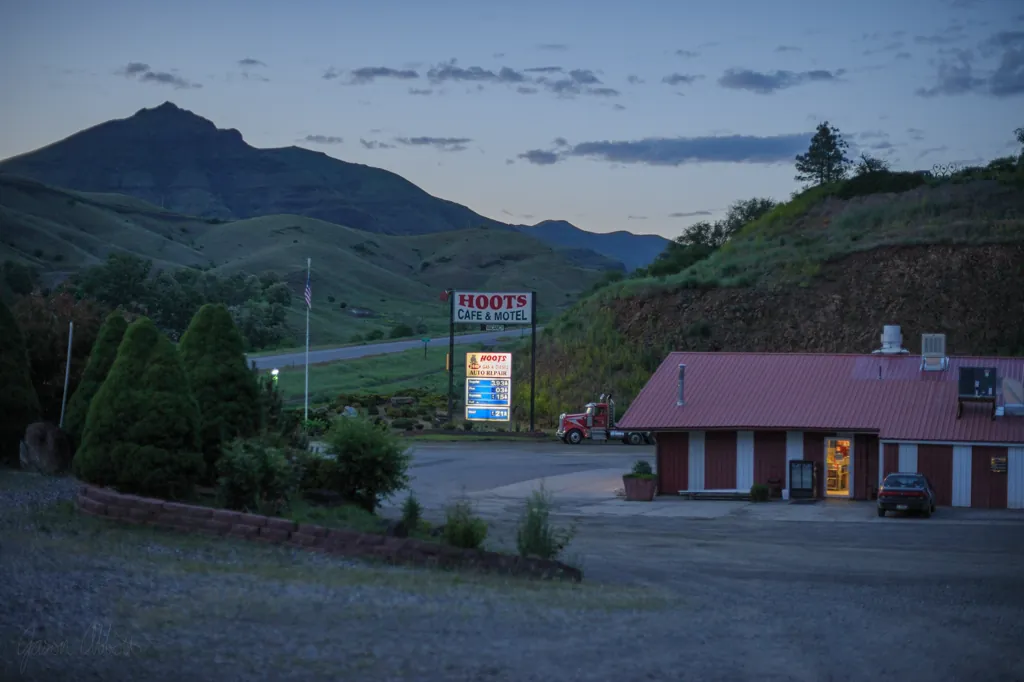 Hoots Café and Motel